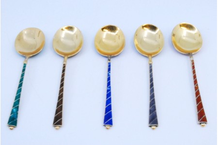 Conjunto de cinco colheres de sobremesa em prata esmaltada de várias cores .